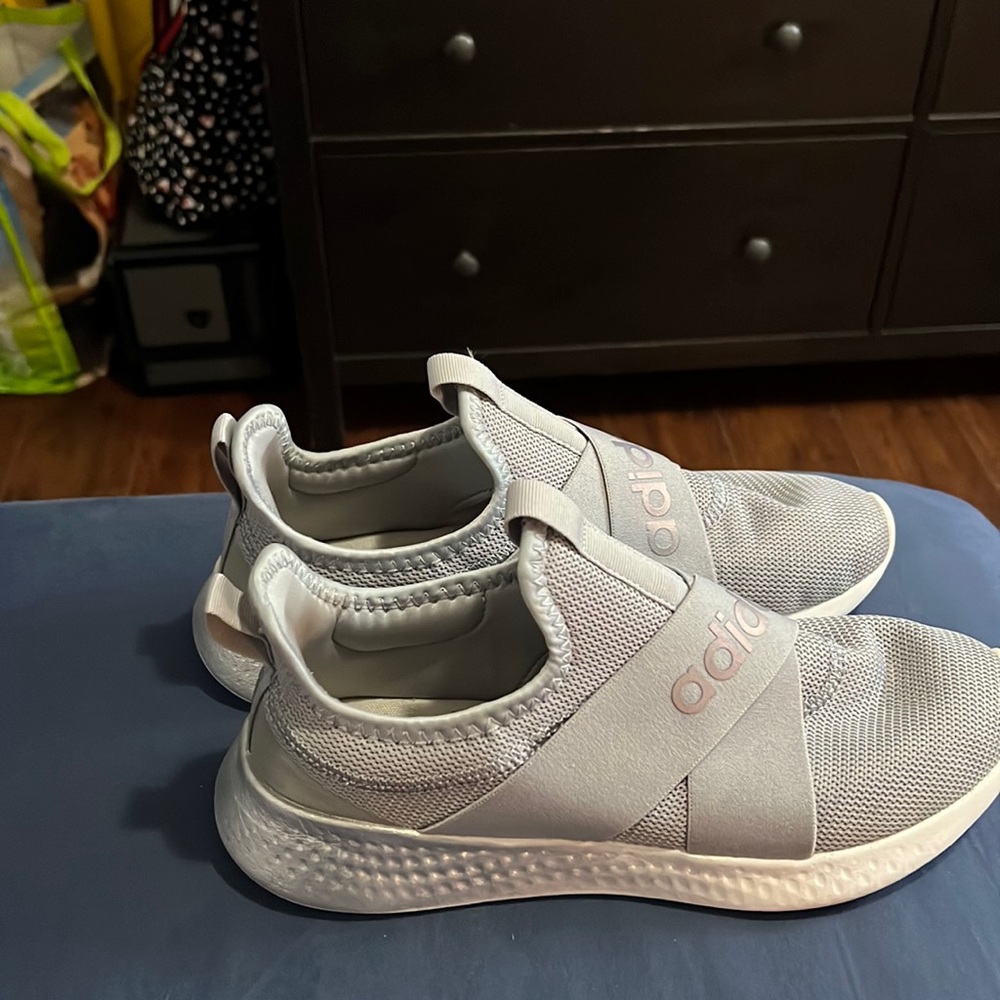 Beautiful Adidas gray  tennis shoes size 8-1/2